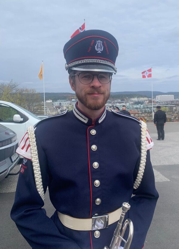 Tveit Union Musikkorps spiller på 8.mai feiringer