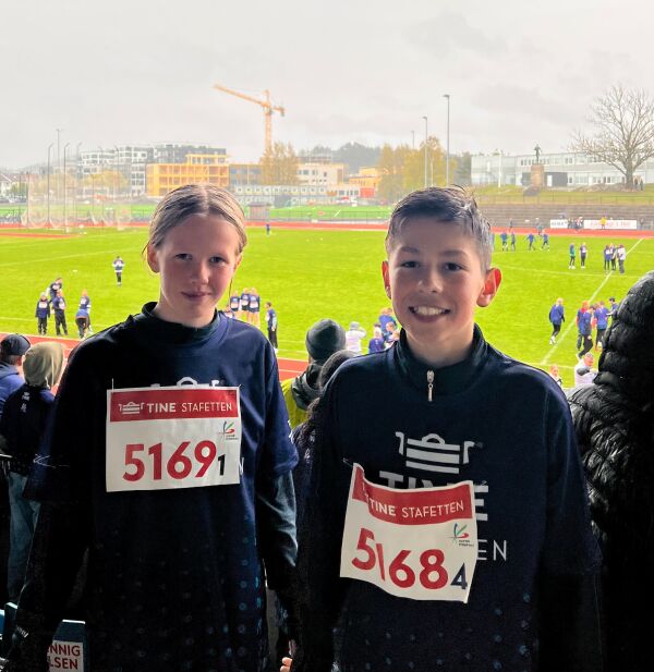 Silje Pedersen og Valentin Zeka på 12 år hadde en fin dag på Kristiansand stadion til tross for regnværet.
 Foto: Sigurd Tanum