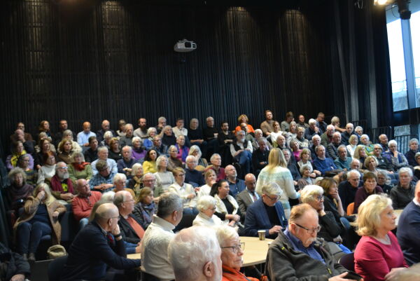 En engasjert folkemengde
 Foto: Truls Lewis Sandviken Bøe