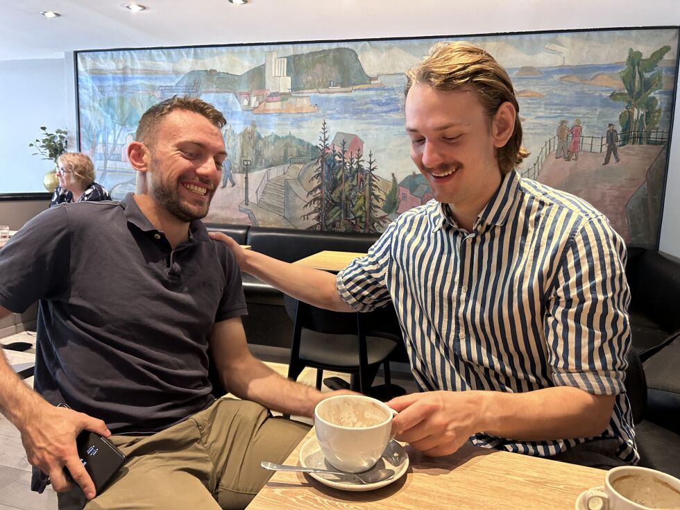 Valentin Hubrich (t.v.) og Tommy Stålstrøm Dalen (t.v.) på cafe i Kristiansand.
 Foto: Anastacia Ortega Sørum