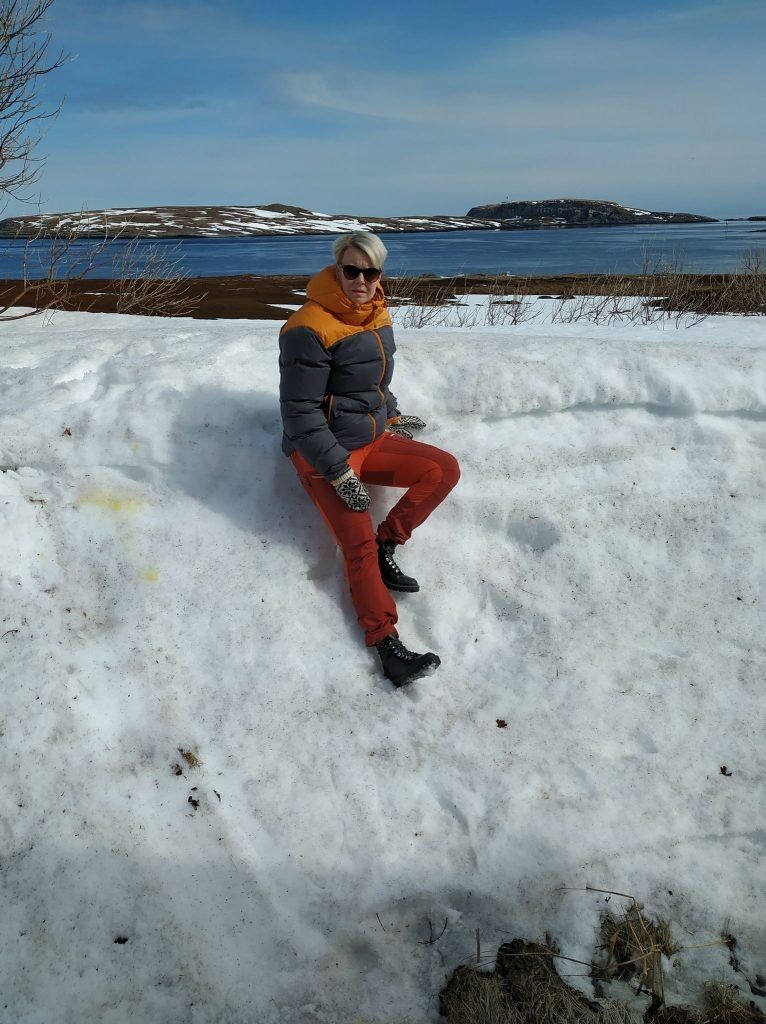 Ann Tone Salmela har omtrent to meter høye snøskavler i hagen bak huset om våren. Foto: Privat