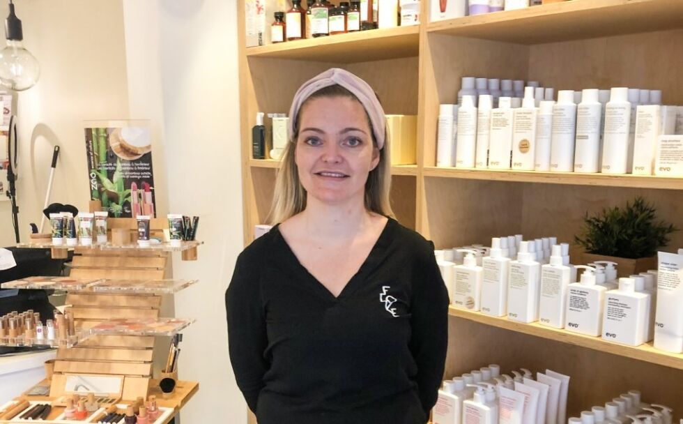 GRØNN FRISØR: Daglig leder Kristine Ytredal ved Floke i Bergen mener hun selv fikk bedre helse etter hun byttet til Grønn Salong-sertifiserte produkter. Foto: Håvard Sagen