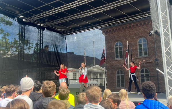 Tuva & Josefine som opptrer deres egen sang "Danser Likevel"
 Foto: Blerona Ademi