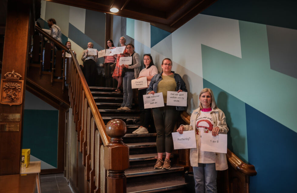 Foreldre som demonstrerer i stillhet.
 Foto: Thea Solum