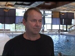 LEIT: Svømmelærer og instruktør Finn Arild Andersen synes det er vemodig at det er siste dagen i Kristiansand svømmehall. FOTO: Charlen Wedvik Homme