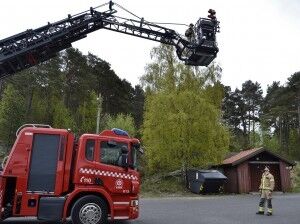 Stigebilen til Kristiansand brannvesen, barna fikk være med opp i brannkurven.