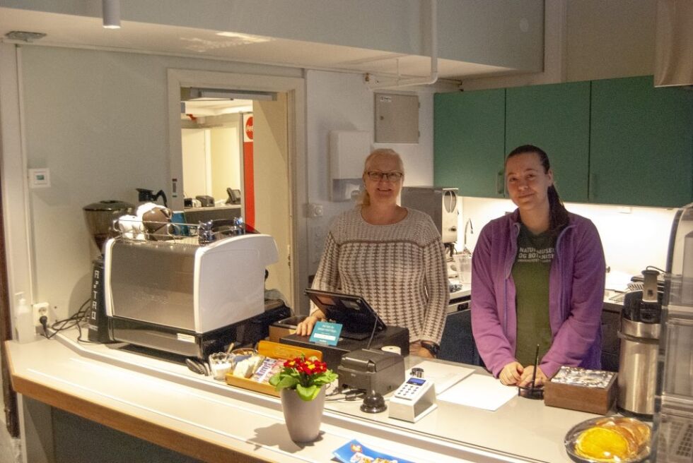 Kontorsjef, Anita Hæg Hamdi til venstre og ansatt, Kjersti Olesen til høgre på åpningsdagen. Foto: Robin Bergersen