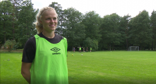STOPPERTALENT: Kamilla Aabel har blitt spådd en lovende fremtid på fotballbanen. Her under et intervju med Sørnett. Foto: Bawar Amin