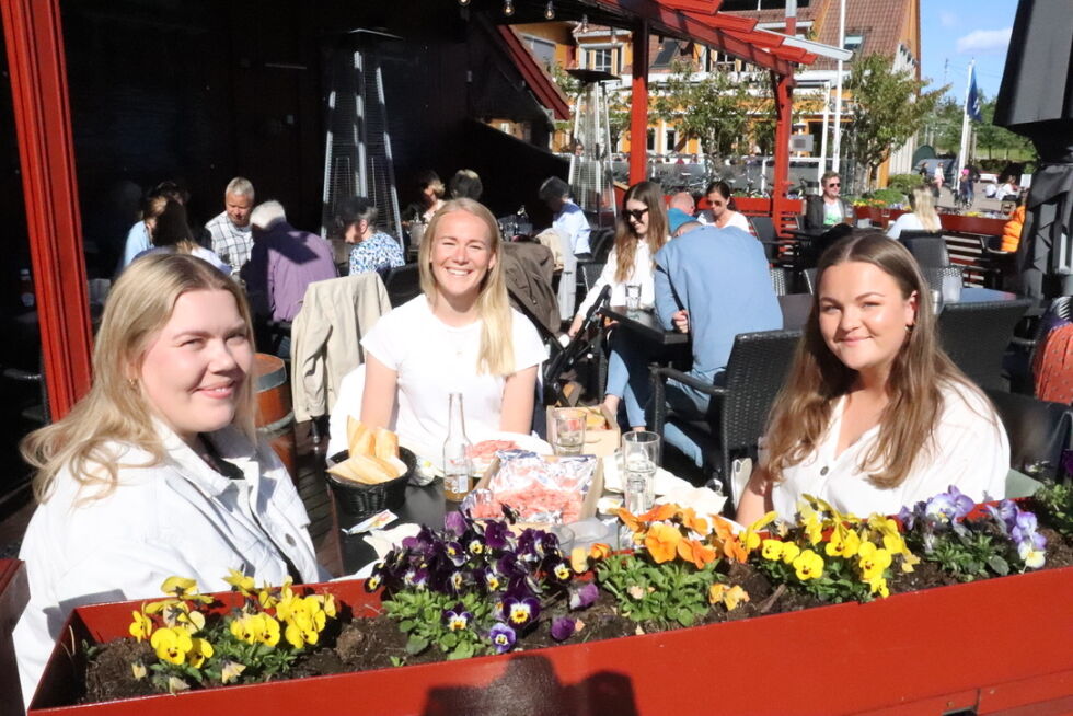 Ane Resset (24), til venstre, Birgitte Repstad (24), i midten og Anne Sofie Tysland (23), til høyre, nyter ferske reker på Enok restaurant. Foto: Charlotte Opsahl Mathiesen.