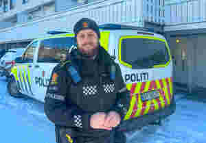 Innsatsleder Joakim Jaabæk utenfor det aktuelle stedet.
 Foto: Andrea Kopstad