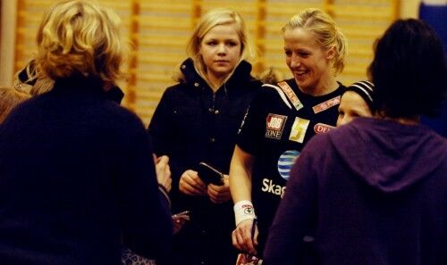 FORBILDE: Heidi Løke og de andre Larvik-spillerne skrev autografer til den siste tilskueren i Karusshallen var fornøyd. Foto: Nicolai Olsen