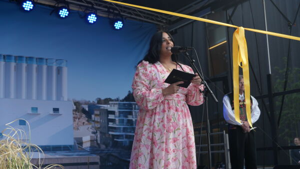 Kulturminister Lubna Jaffery (Ap) på scenen utenfor Kunstsilo.
 Foto: Kamilla Louise Kvamme