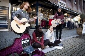 NOEN STÅR UTE: Erlend Henriksen (17), Emma Jada (17), Jorid Berg (16) og Bård Berg (18) står ute i Markens gate og spiller i forbindelse med OD.