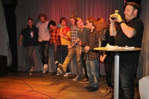 Deltakerne samles til slutt på scenen, og blir møtt med stor applaus fra det fullsatte Pir6. (Foto: Linn Johansen)