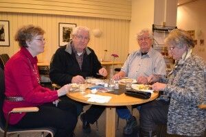 Fra venstre: Magnhild Korsvik, Kjell Korsvik, Einar Korsvik og Olaug Korsvik (alle over 70år) tok seg en pause i middagen for en rask prat med Sørnett. Foto: Nina Caroline Omtvedt