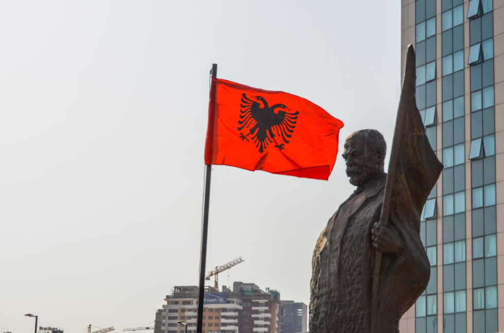 NASJONALISTISK: Statue av politikeren Ismail Vlora sammen med det albanske flagget utenfor Kosovos regjeringsbygg i Pristina. FOTO: Sondre Lindhagen Nilssen