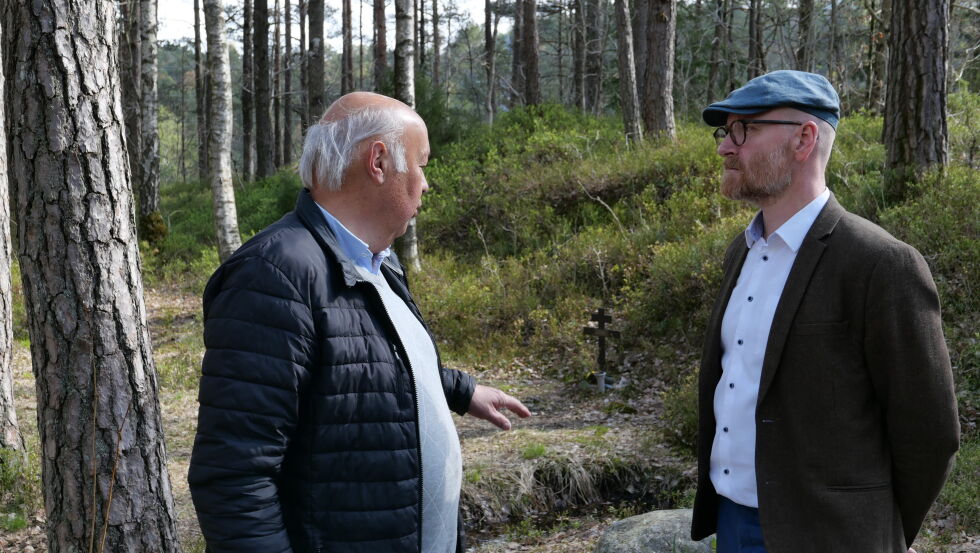 Diskuterer: Magne Haugeland (t.v.) og Thomas Hagen diskuterer etter minnestund
 Foto: Eirik Aamlid Solvang
