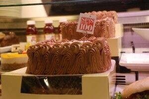 Kjøkkenskapet Bakeri valgte en sjokoladekake, som er lett å produsere i store mengder. - Det nytter ikke med en bløtkake med kort holdbarhet, for eksempel, sier Jorunn Tveit. Foto: Victoria Kalland
