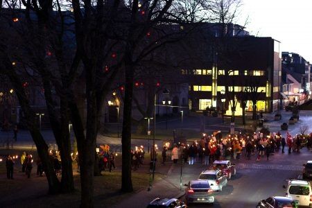 Hundrevis av folk møttes for å demonstrere sammen på lørdagskvelden. Foto: Alexander Søfteland