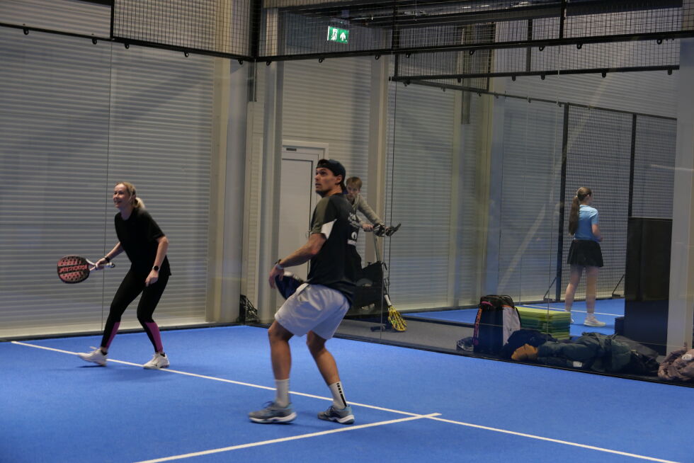 Philip Mathiesen er i full sving på padelbanen.
 Foto: Ole Kristian Caspersen