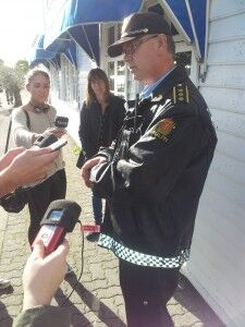 Informasjonssjef i politiet Odd Holum forteller at brannen startet i 2. etasje.Foto: Caroline Ørvik.