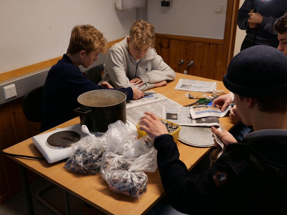 Her er elevene i full gang med produksjonen av tennbrikettene.
 Foto: Casper Klubben