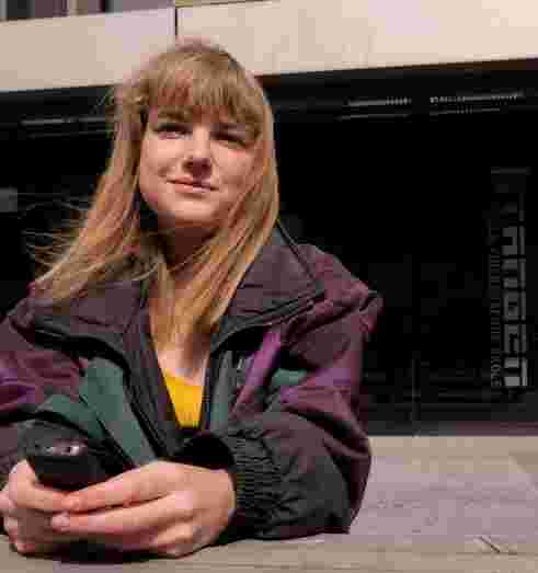 Idun Marie Løvøen Rasmussen (17) med sitt alternativ til distanseringen av Sosiale medier. (Foto: Malin Heggebø Rolfsen)