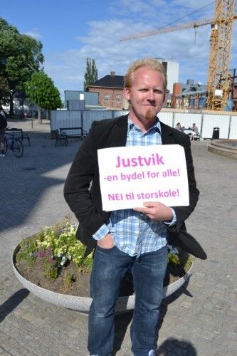 Jan Arvid Kvalevåg er en av de engasjerte foreldrene som støtter opp om Justvik skole. Foto: Caroline Ørvik
