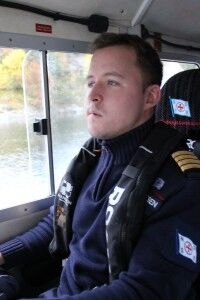Skipper Lars Erik Pettersen jobber til daglig i Nordsjøen. Der jobber han som styrmann på en slepebåt. Pettersen har vært en del av redningskorpset i sju år nå.
