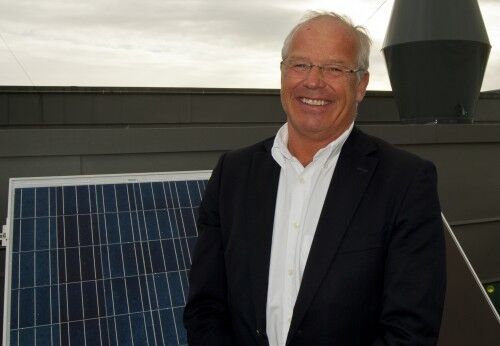 FORNØYD KONSERNSJEF: Tom Nysted var strålende fornøyd med å kunne åpne det nye solcelleanlegget. Foto: Stian Bakkom