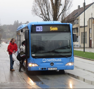 Dagens blå busser i Kristiansand kommer til å forsvinne i løpet av det neste året. Fra og med 1. juli 2018 skal bussene i Kristiansandsområdet være hvite (Foto: Wikipedia).