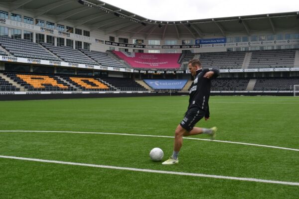 Flyttet til England for å spille fotball: - 99,9 prosent slår ikke gjennom