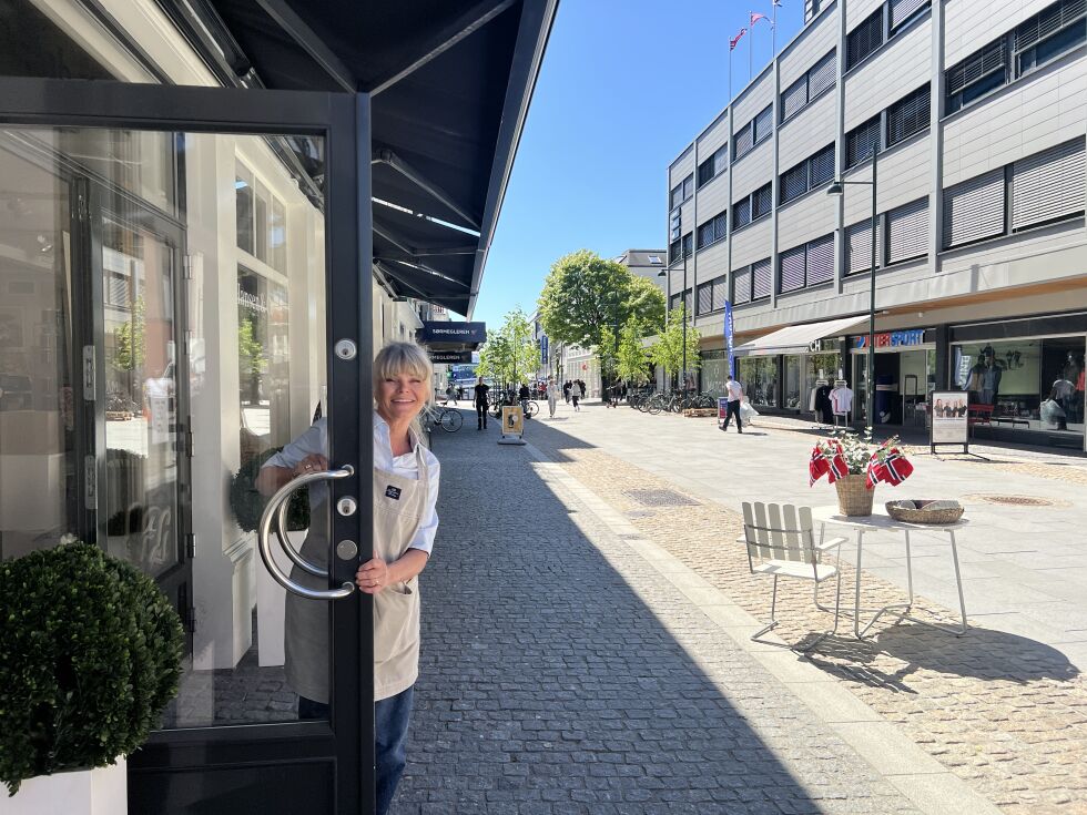 Anne Fraser som er dagelig leder hos Hansen og co fornøyd med den nye gågaten i Skippergata.
 Foto: Sivert Stensrud