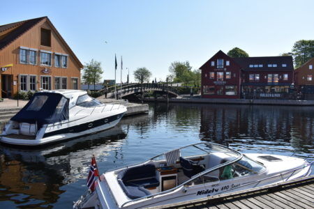FISKEBRYGGA: Her vil det fylles opp av båter, musikk og blide sørlendinger fra siste tirsdag i juni. Foto: Eline Storsæter