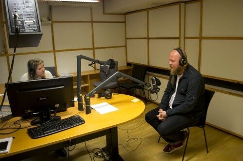 Ulrikke har besøk av Kjetil Nordhus i studio. (Foto: Malin Nygaard)