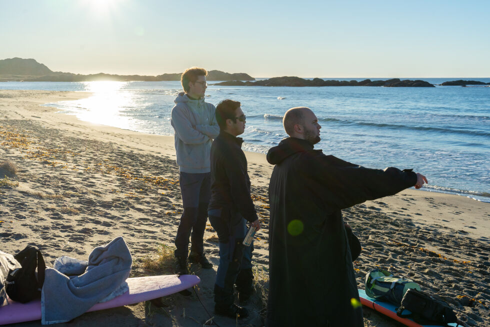 Markus Mala og Ulrik Sandmo Sørli inspiserer bølgene på Lista. (Foto: Simon Lynau)