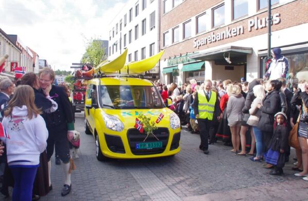 Bilkortesje og roere fra Island