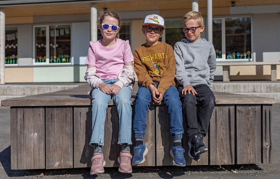 Maja(8), Tobias(8) og August(8) forteller at de synes det var gøy med øving til 17. mai. Foto: Lilli Storrønningen.