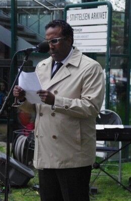 Bruk dagen: Under sin tale oppfordret Abdullahi Alason alle til å bruke tid til ettertanke. (FOTO: Martine Haug Nysether)