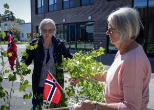 Frivillige: Inngunn Senum (79) og Ann-Hilde Aanesen (77)
 Foto: Thea Solum