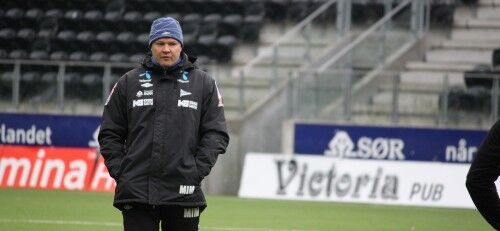 FORNØYD: Start-trener Mons Ivar Mjelde er glad klubben gjør det enklere å dra på Sør Arena. Det hjelper laget, mener han. Foto: Ole Henrik Hansen