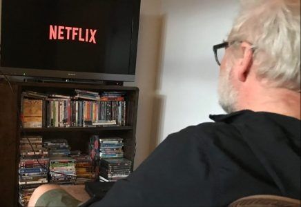 Lars (52) har settet seg ned for å se på Netflix. Foto: Emil Madsen Gjørtz
