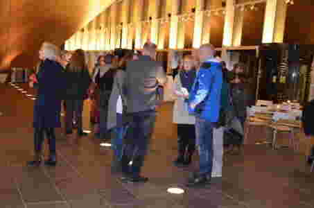 FULLSATT SAL: Både døve og hørende fylte opp salen under forestillingen "Gråtende hender". (FOTO: Marielle A. Tøsse)