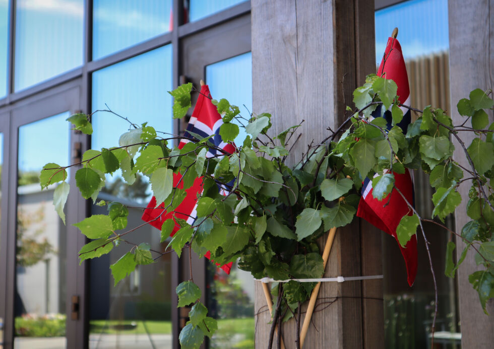 Flagg og bjørk, satt opp av de frivillige hjelperne.
 Foto: Thea Solum