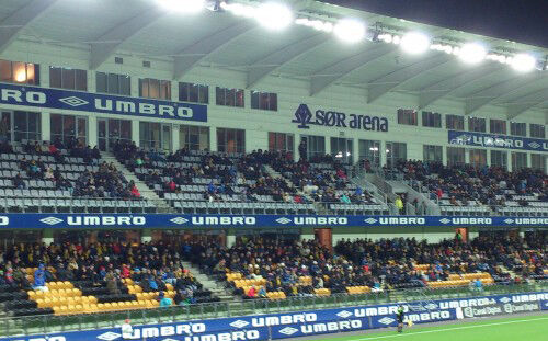 Glissent: Publikum holder seg unna Sør Arena, på tide å farge byen gul. (Foto: Arkiv)