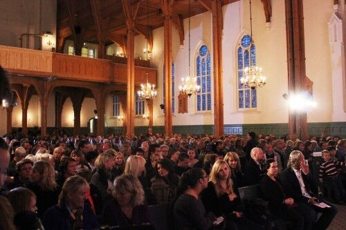 RØRENDE: Det var mange rørte ansikter å se i Domkirken onsdag kveld. FOTO: Helene Lindstad Petersen
