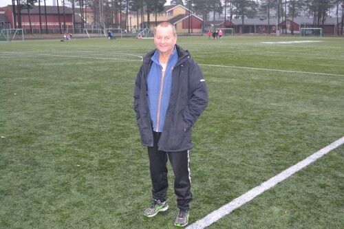 Styremedlem i Vindbjart FK, Vidar Ulstein, forteller at det er viktig for klubben at banen er ryddig. Foto: Patrick Sønstevold.