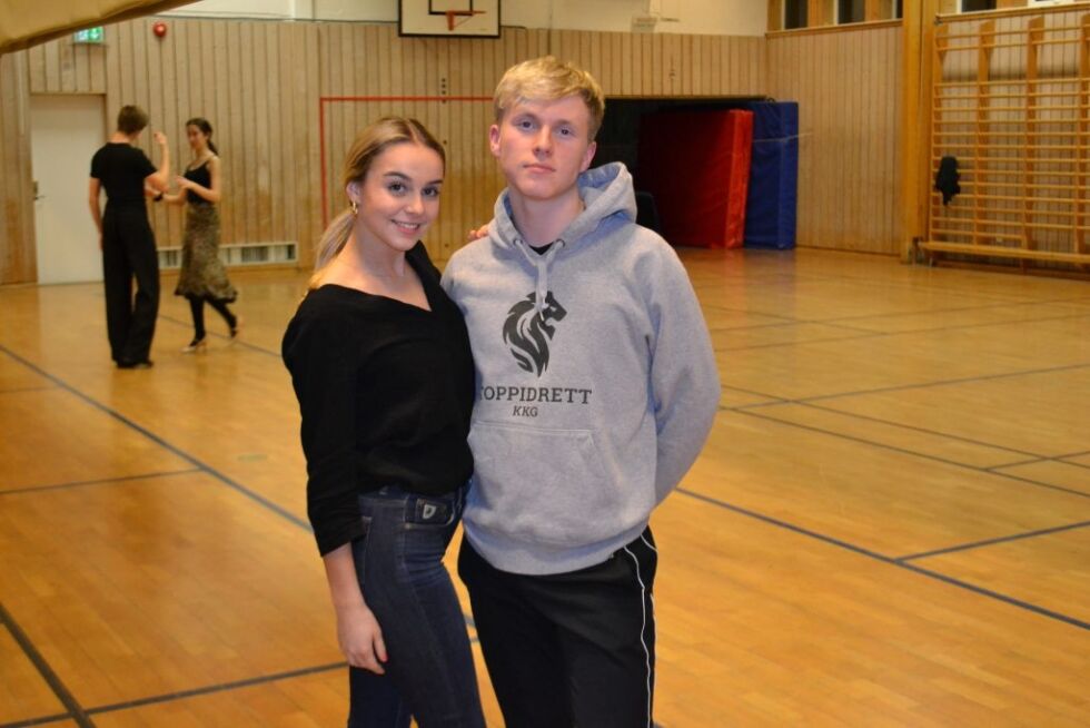 Julie Bjerkås og Ole Thomas Hansen har over 250 reisedøgn verden over som følge av dansinga. Foto: Jon Kåsa