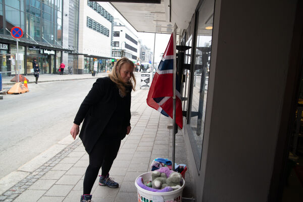 Anne Lise Elgesem forbereder til åpning.
 Foto: Noah Basterås Bøhn