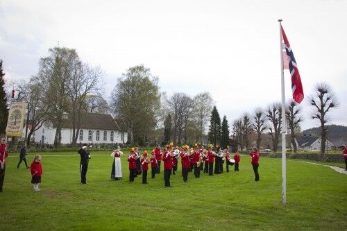Vakre toner: store og små musikere gjorde minnesmarkeringen komplett med nasjonalsangen. Foto: Sindre Hopland